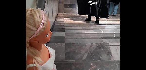  Barbie gigante en el metro CDMX
